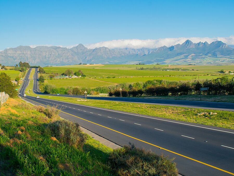 Vineyards and mountains on the road to Stellenbosch